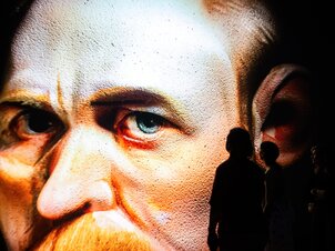 Digitális fényutazás egy látnok festő világába